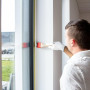 Fassadenstreicher mit innovativen, synthetischen Filamenten für alle Wand- und Fassadenfarben sowie lösemittelhaltige und wasserbasierende Lasuren.