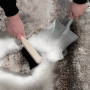 Lassen Sie das Granulat an- schließend für ungefähr 3 – 5   Minuten einwirken. Dadurch  entsteht eine stabile Barriere  rund um die Reparaturfläche  wodurch dorthin kein Wasser  mehr sickern kann. 